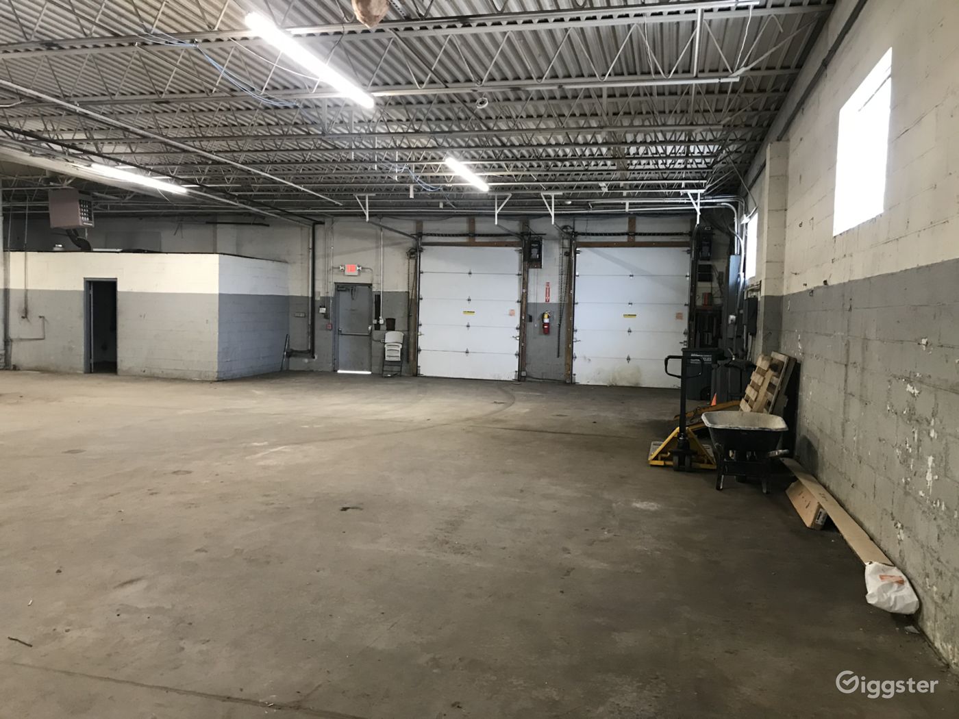 6,000 sq foot warehouse outside of Philadelphia Rent this location on