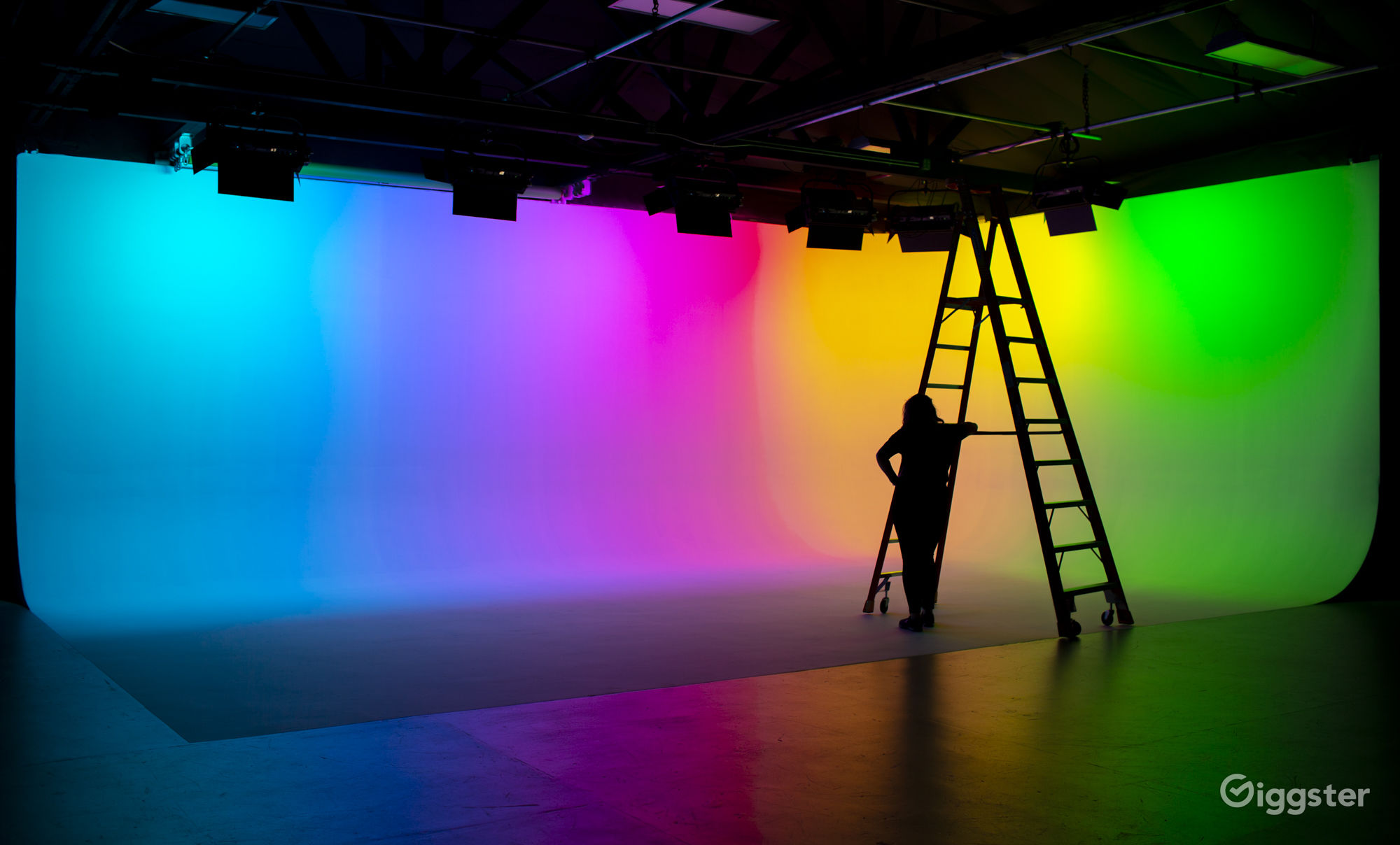 Production stage. Циклорама led. Циклорама яркая. Циклорама синий свет. Soundstage.