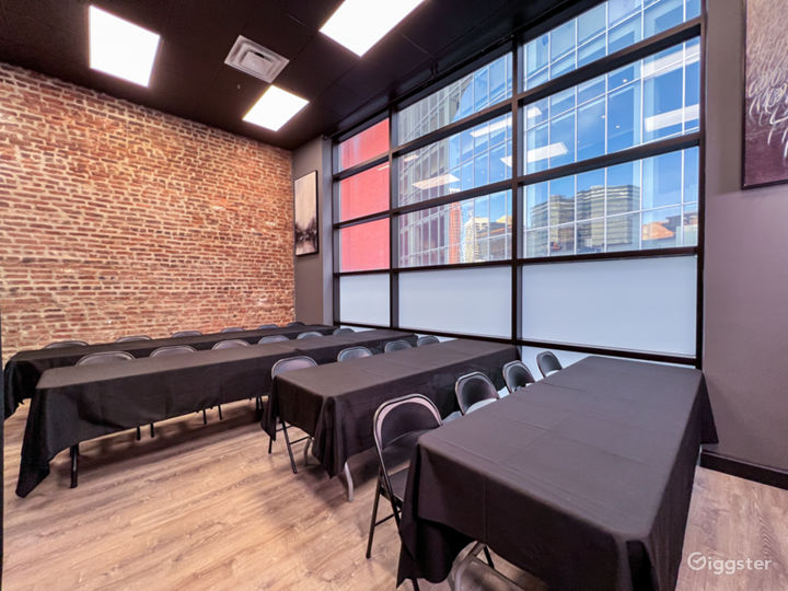 FLOOR to CEILING WINDOW WALL MEDIA &amp; SOCIAL SUITE Photo 5