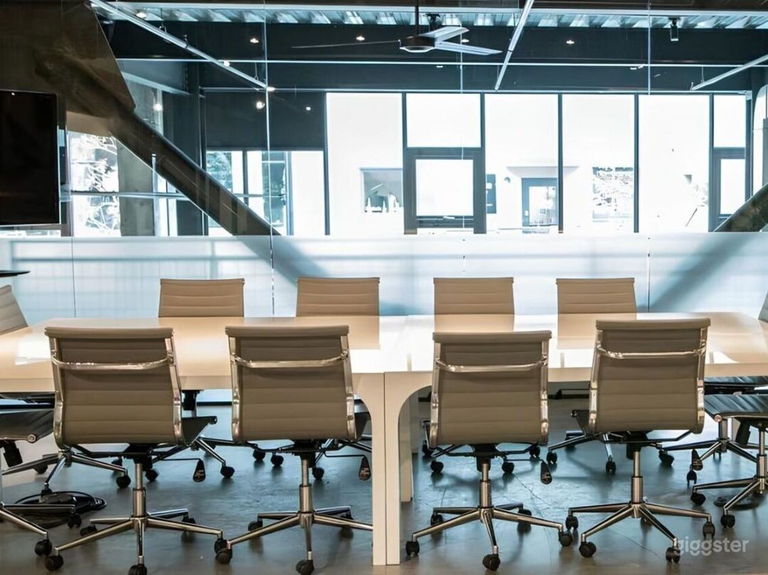Suite 100M: Dynamic Meeting Space Photo 4