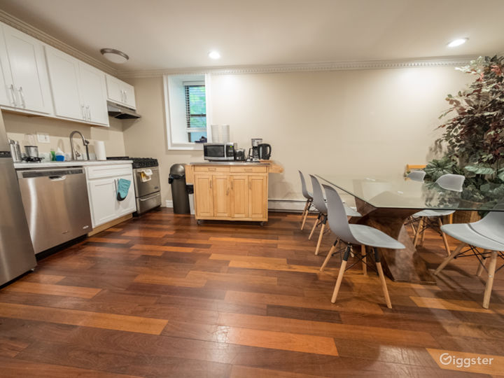 SPACIOUS 4BR/2BA APT W/PRIVATE PATIO -CENTRAL PARK Photo 3