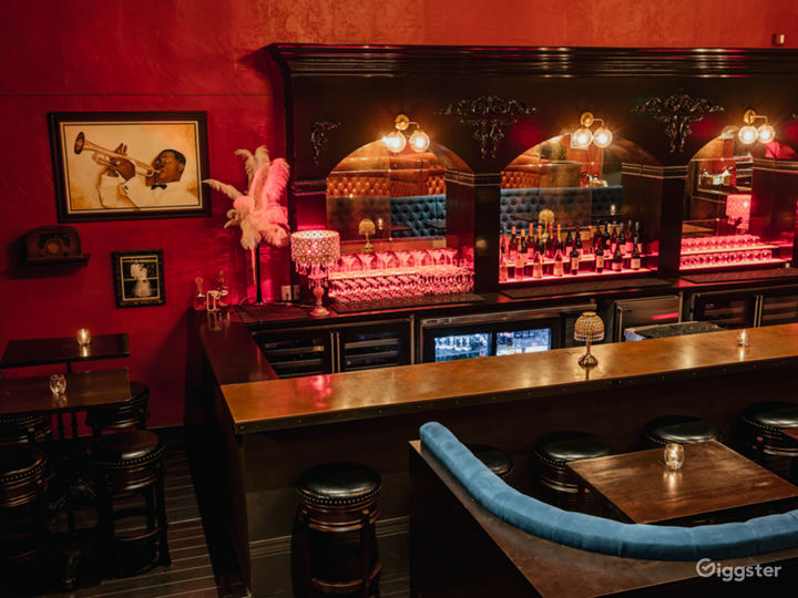 Trendy Bar &amp; Restaurant with Unique Design Photo 2