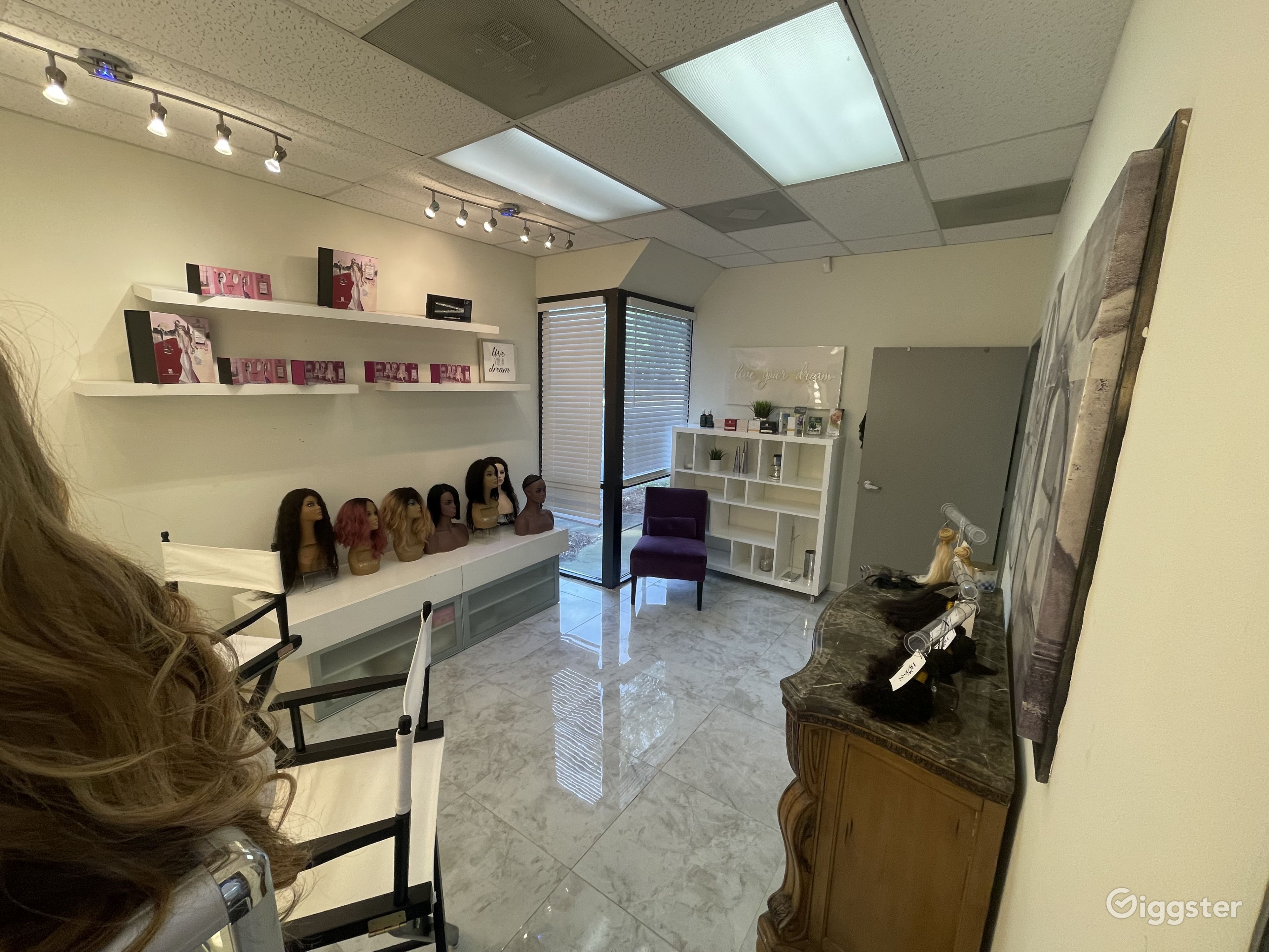Luxe Salon Studio/Beauty Bar Rent this location on Giggster