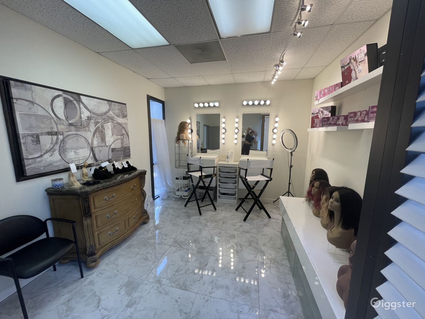 Luxe Salon Studio/Beauty Bar Rent this location on Giggster