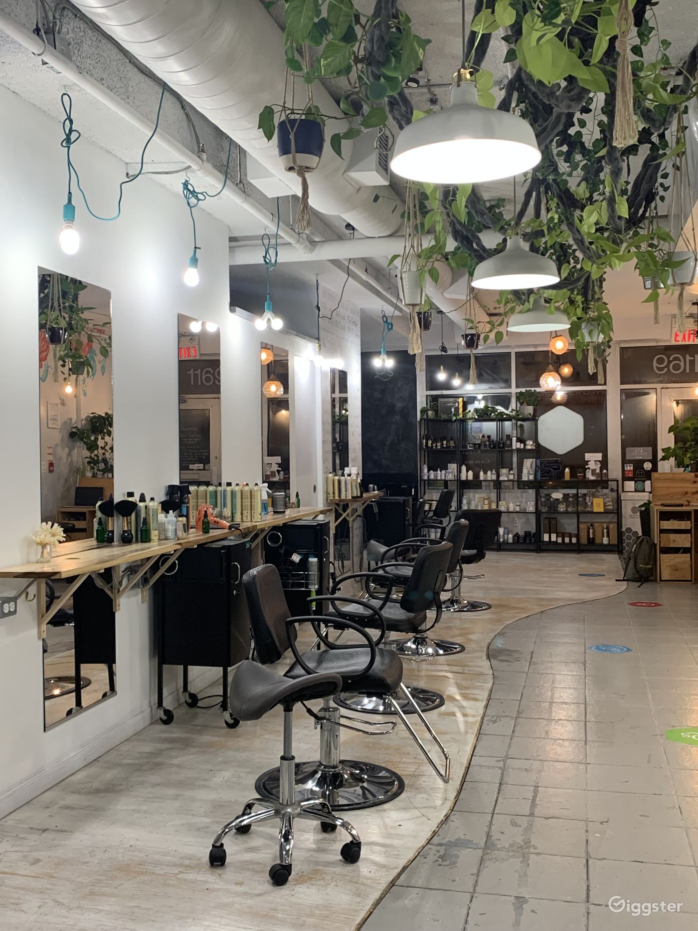 Chill Open Concept Salon Rent this location on Giggster