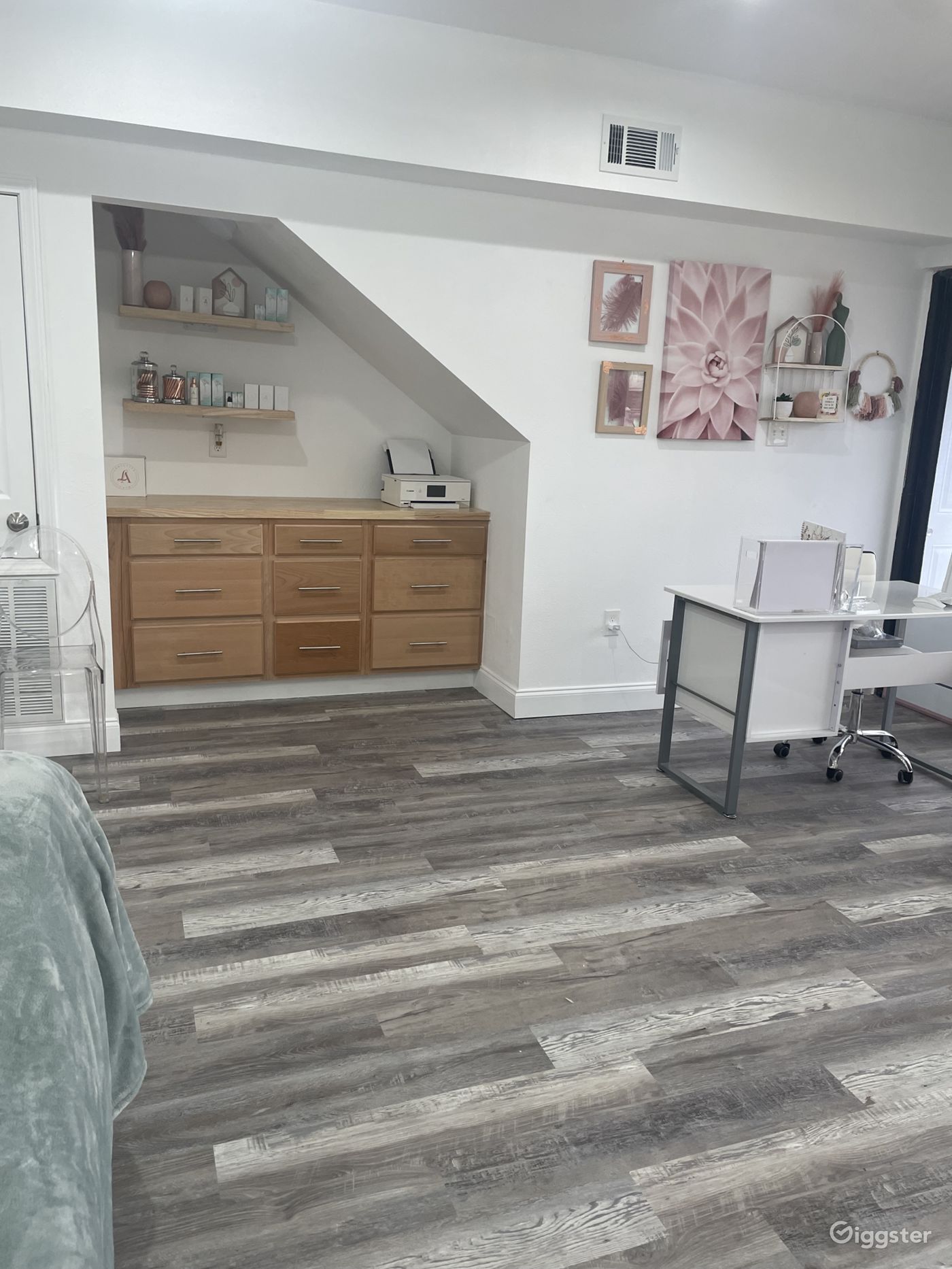 Lash Studio/ Meeting space / Event space Rent this location on Giggster