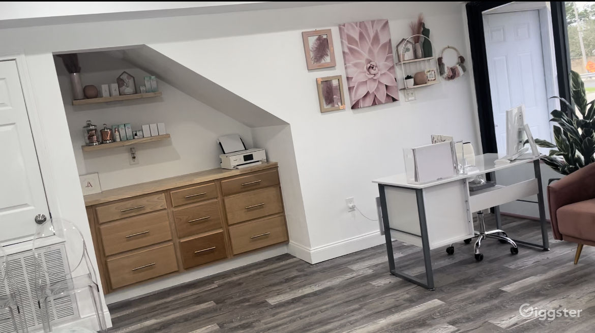 Lash Studio/ Meeting space / Event space Rent this location on Giggster