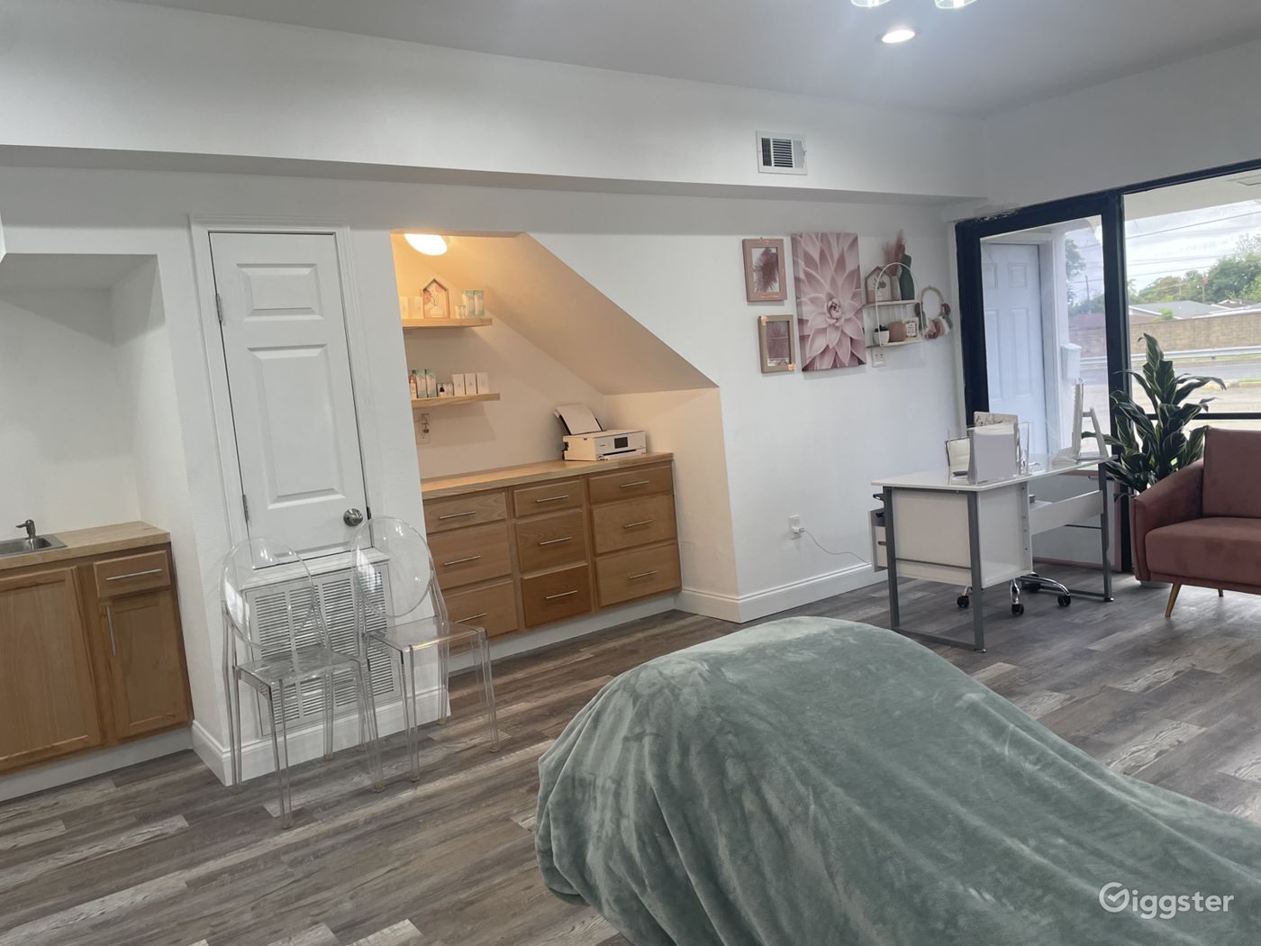 Lash Studio/ Meeting space / Event space Rent this location on Giggster