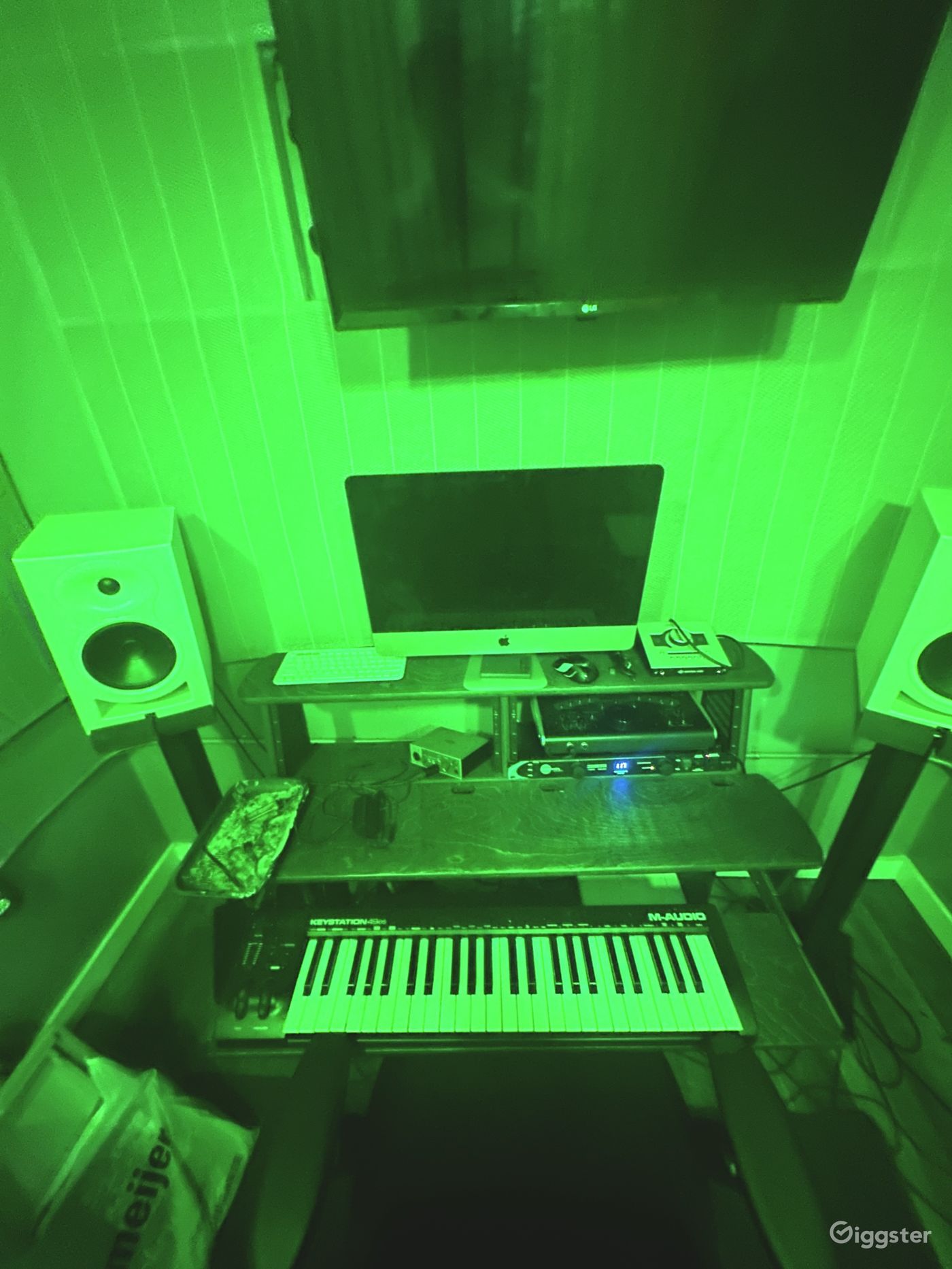 Oak Park Recording Studio Rent this location on Giggster