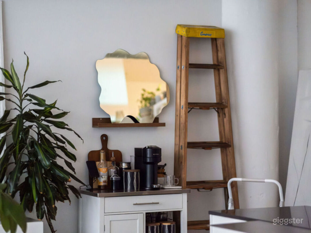  Downtown Hard Loft with Natural Light 