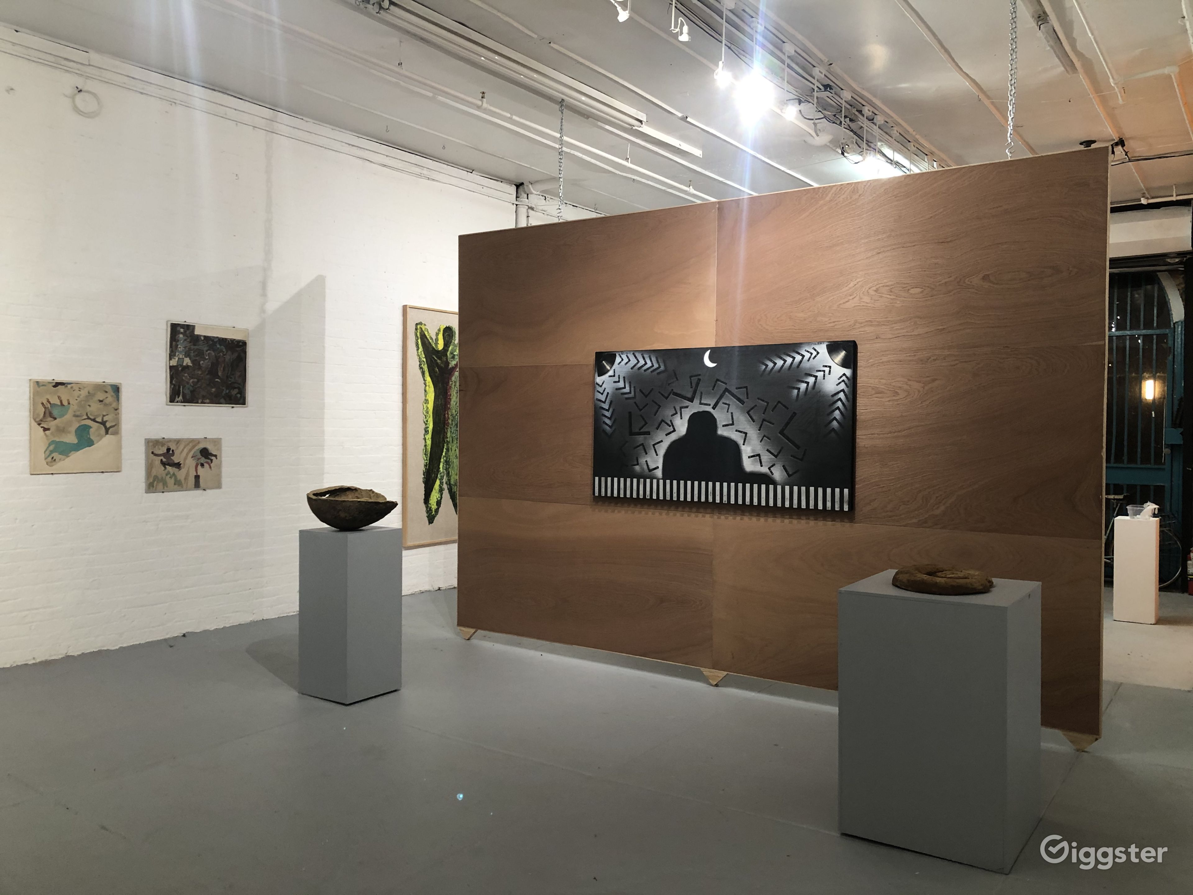 White Art Gallery Space | Rent this location on Giggster - Condos With Private Office And Art Gallery Space Rental