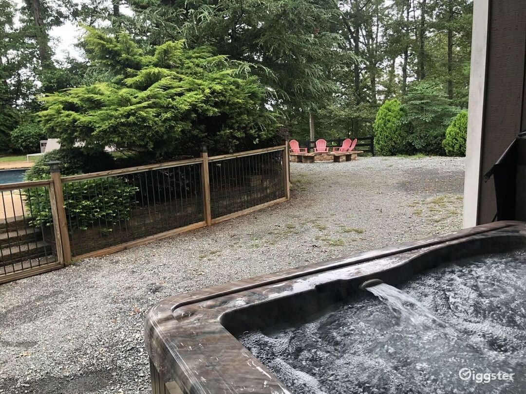 Pool and Hot tub in a Scenic Haven  Photo 4