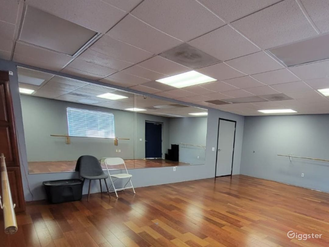  300 sq ft Small Studio For 8 People 