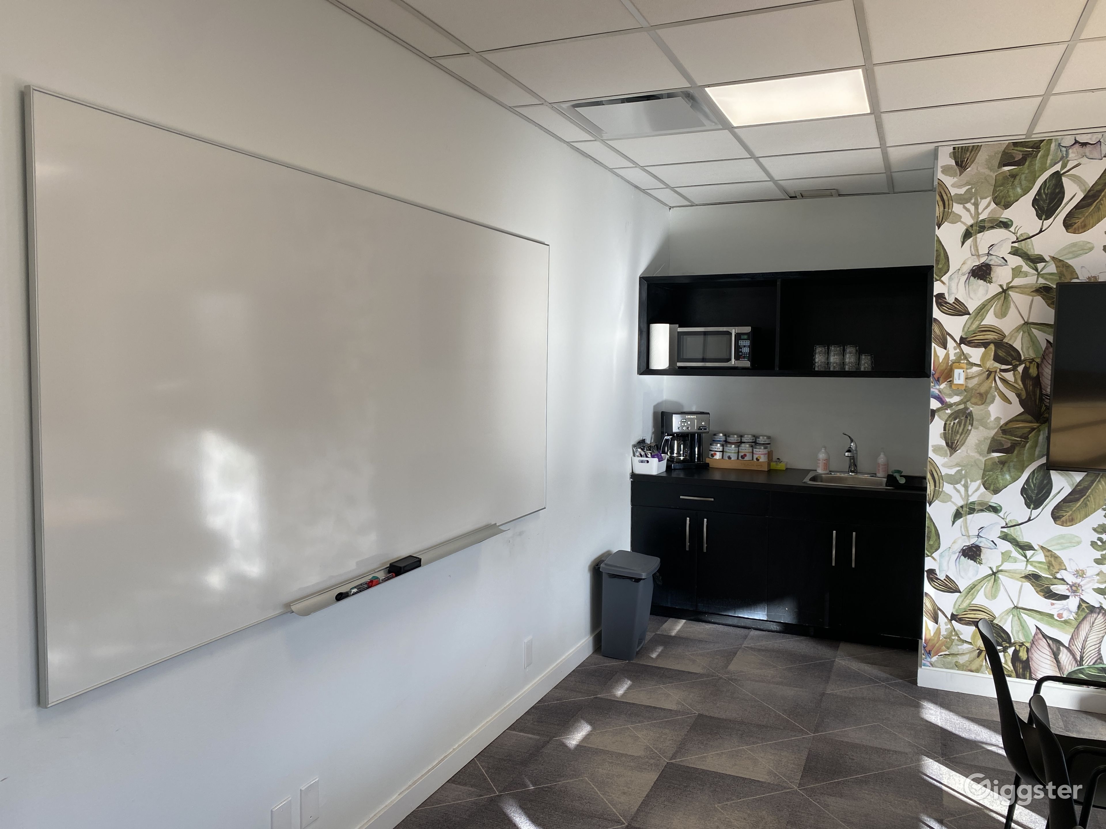 Large Private Meeting Space with Rent this location on