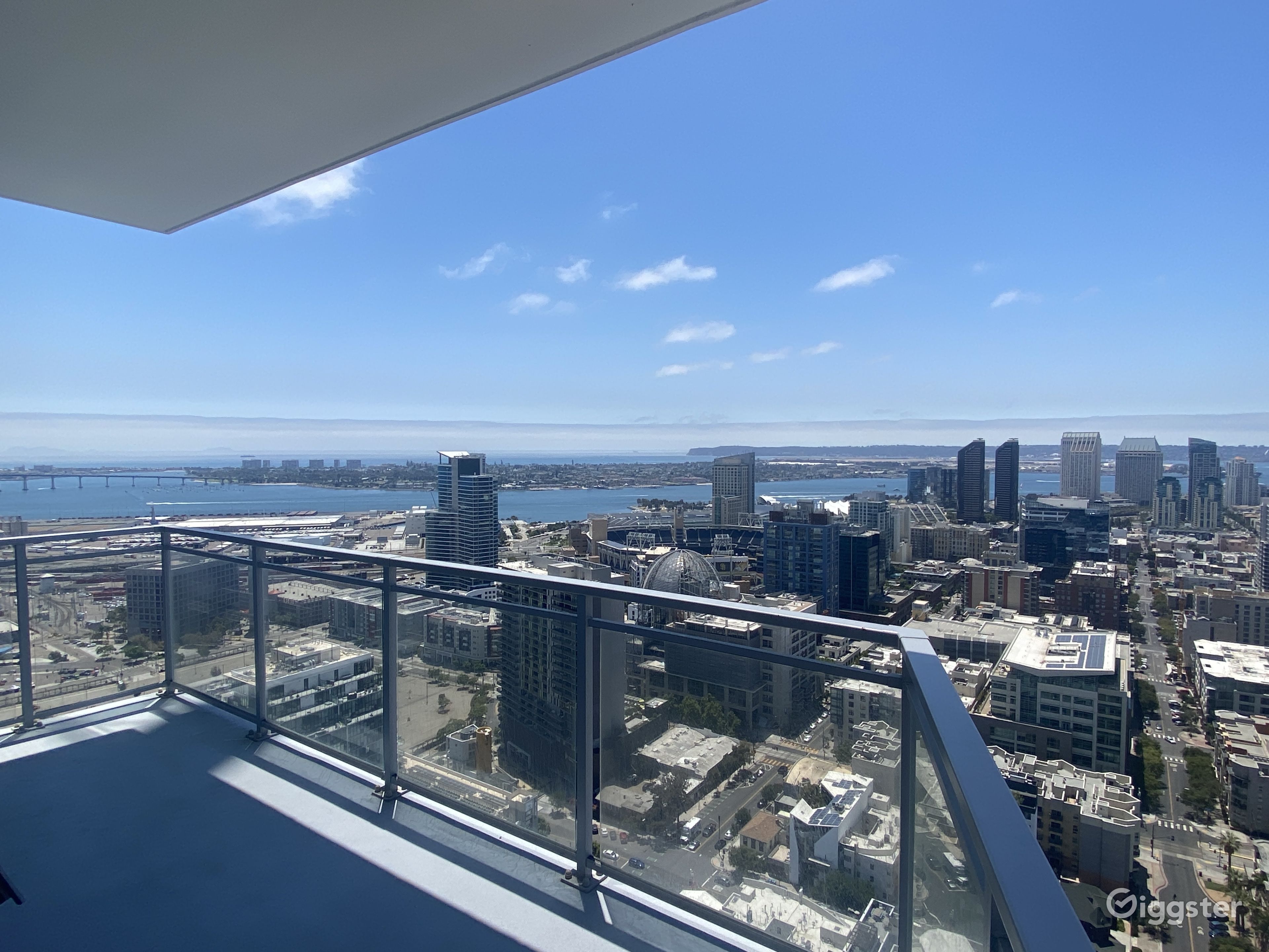 Spacious High Rise Apartment with the Best View and Huge Balcony Rent