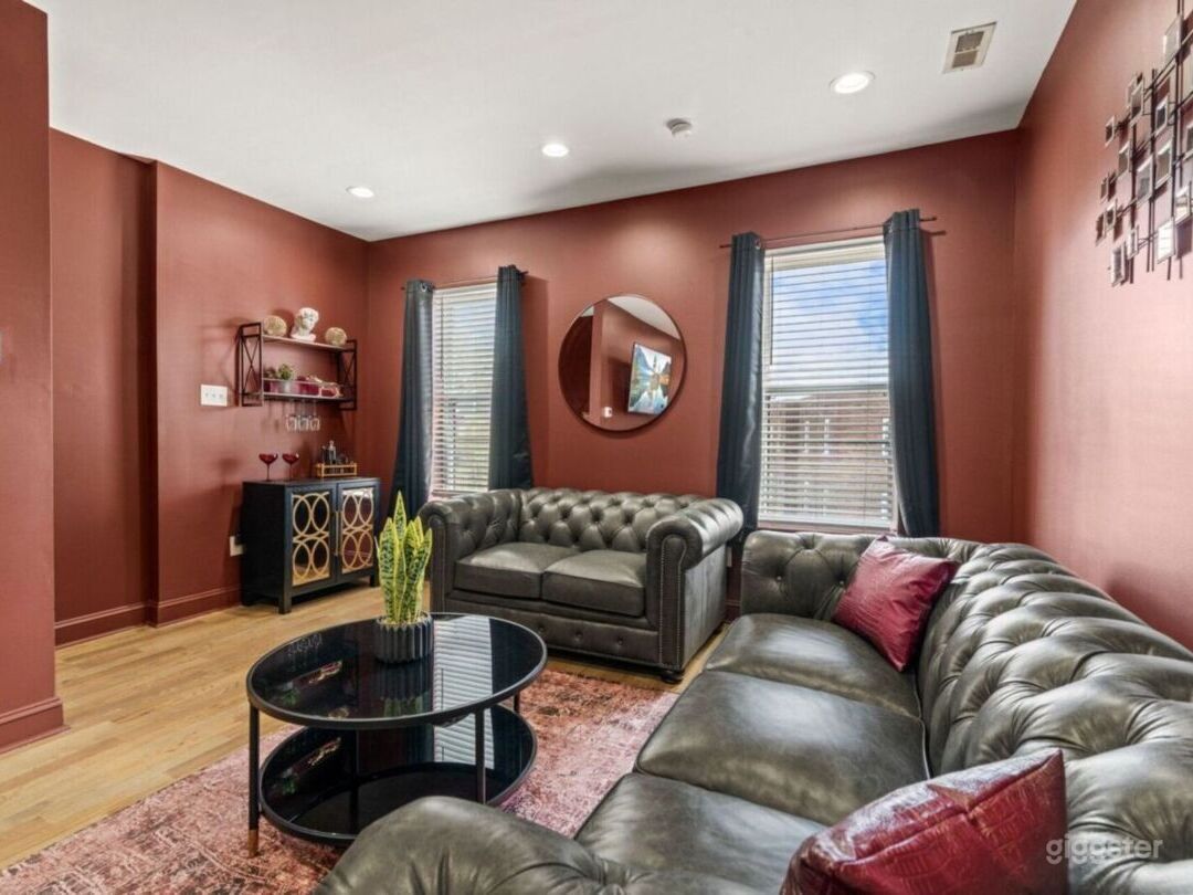 Luxurious 3-Bedroom, 2-Bathroom Upper Unit  Photo 1