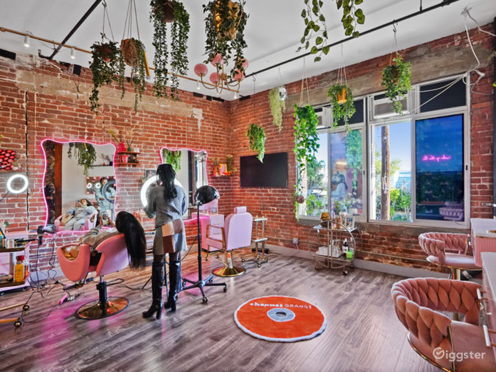 Super Stylish, Pink Aesthetic Salon in DTLA Photo 4