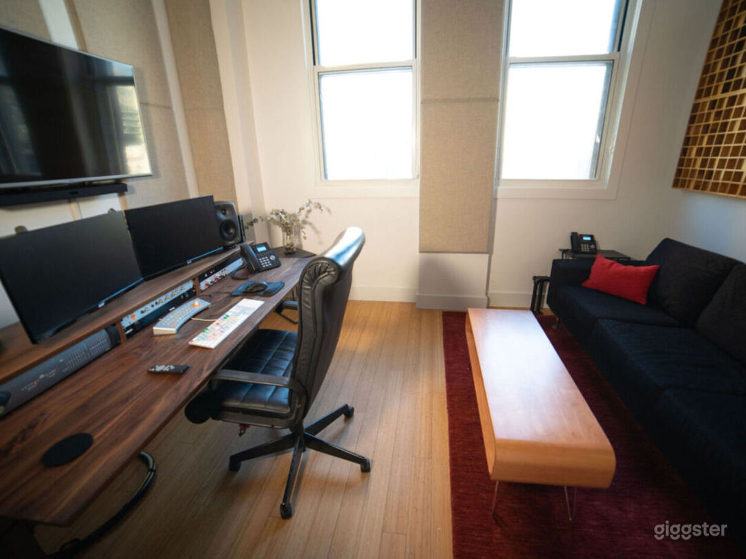 Beautiful Picture Edit &amp; Sound Mix Room Photo 3