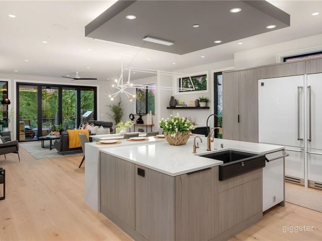 Modern Mansion in the Woods Photo 4