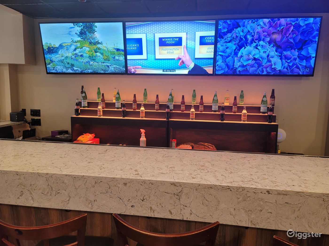 Black & Gold Haven in Throggs Neck Rent this location on Giggster