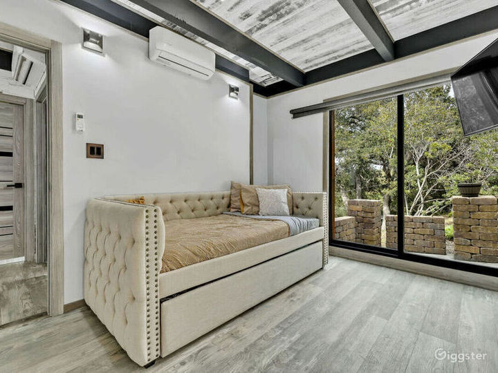 UltraModern Duplex in Woodland Hills Rent this location on Giggster