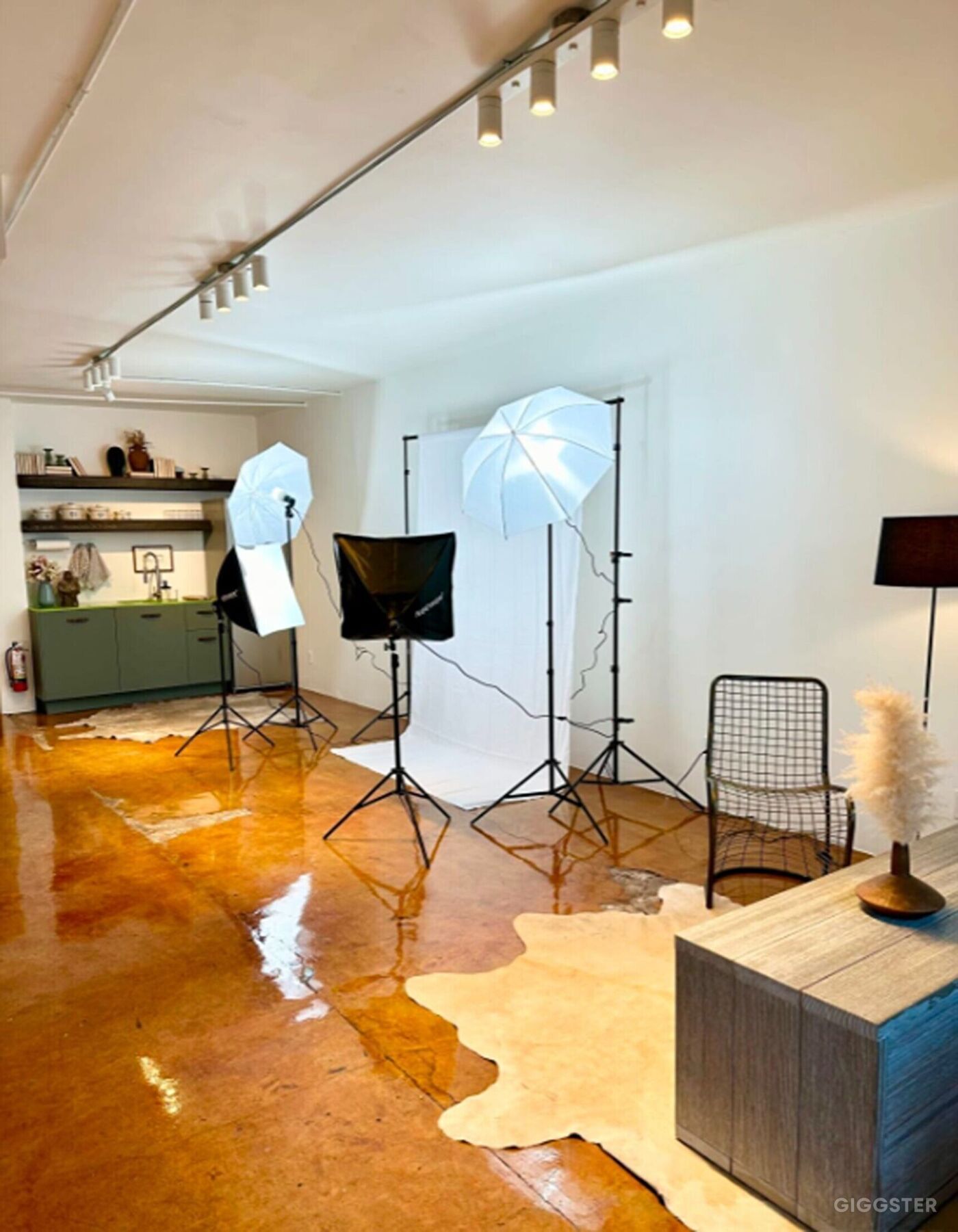 Stylish Studio Space in Downtown Las Vegas | Rent this location on Giggster