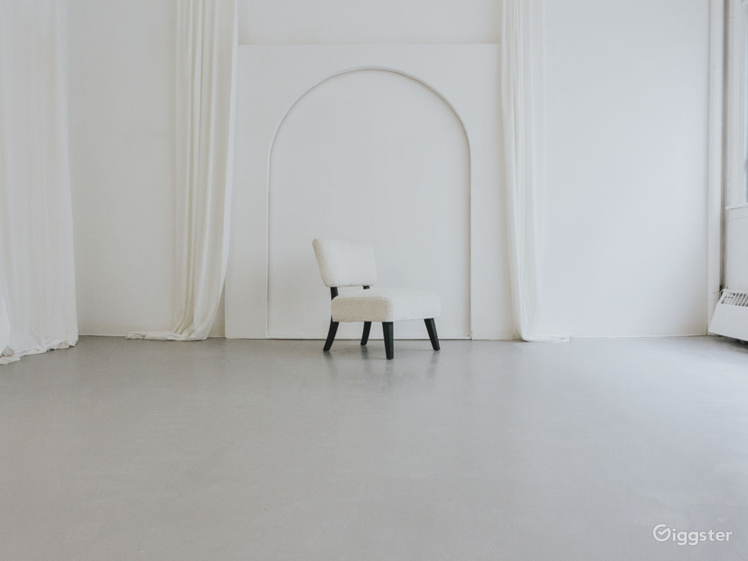  Beautiful photo studio with multiple sets & cyclo 