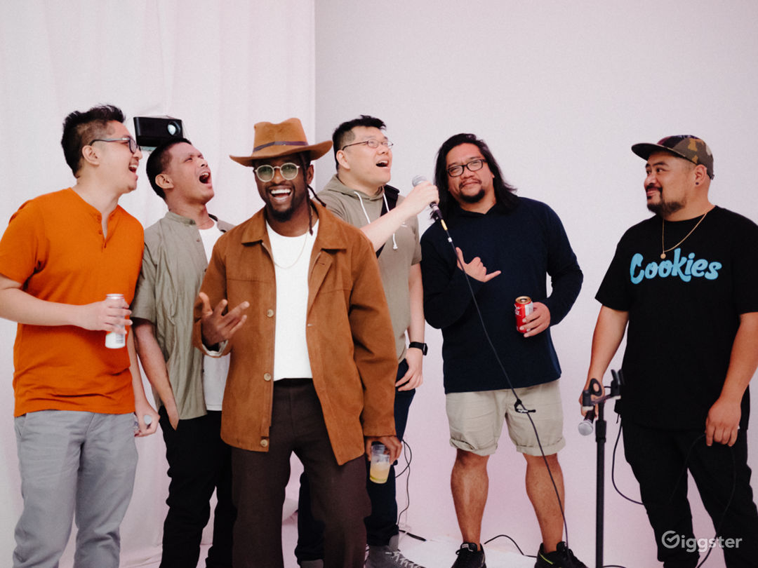  Beautiful photo studio with multiple sets & cyclo 