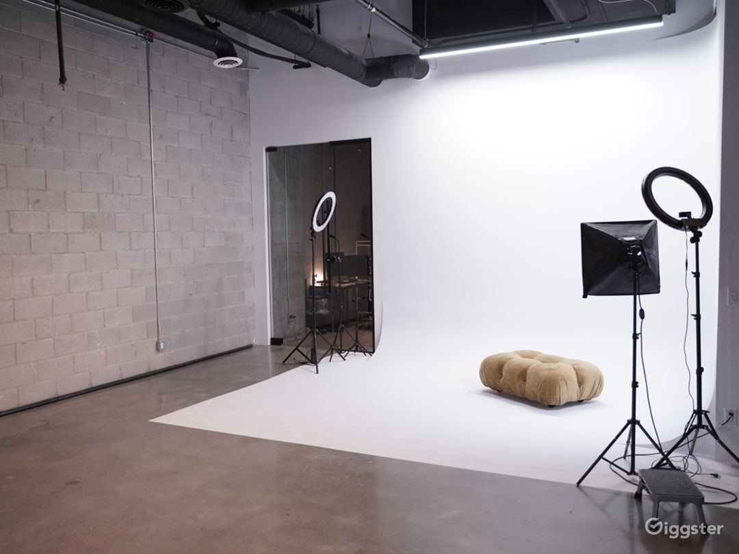  Cyclorama wall/photo studio in King West village 