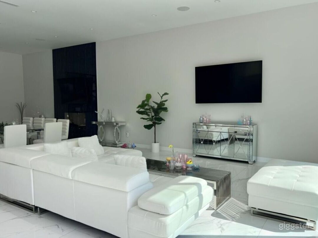 Elegant and Innovative Home Photo 4