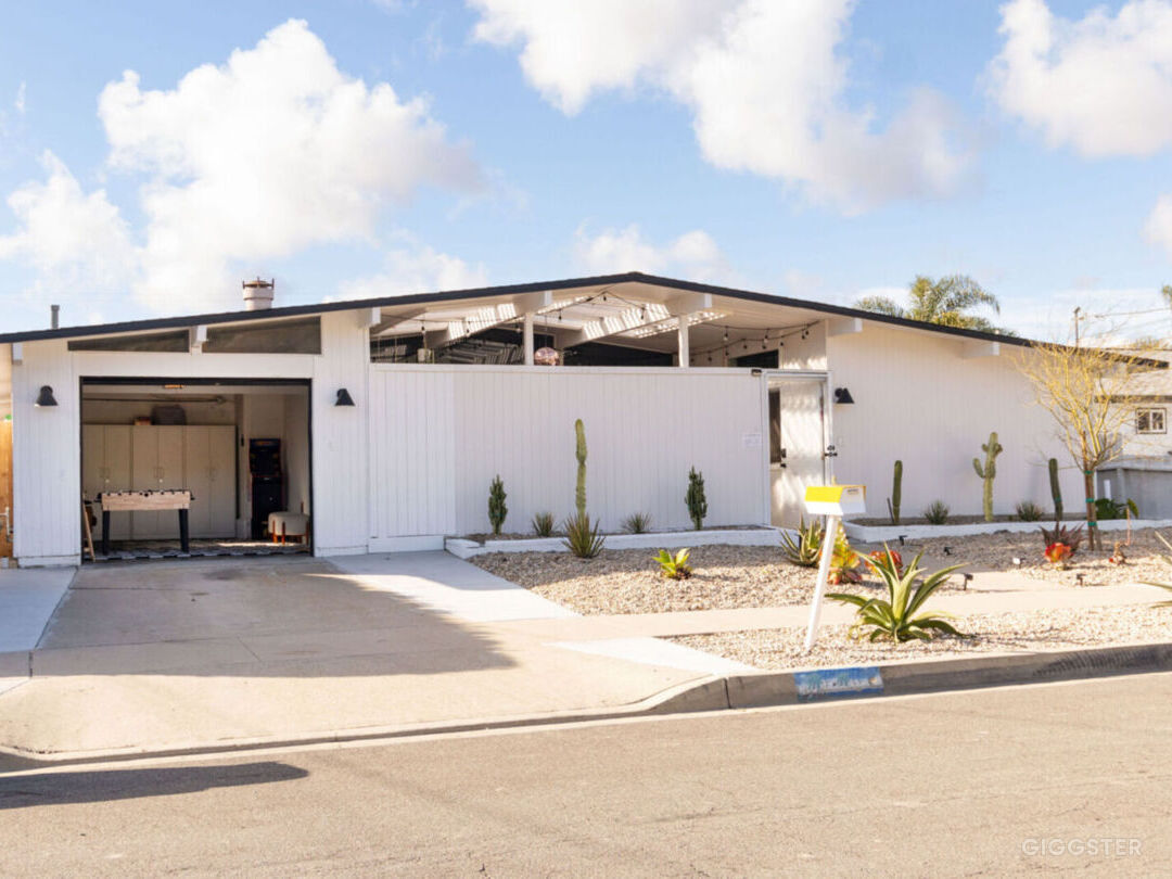 Mid-Century Modern North Oceanside Villa Photo 2