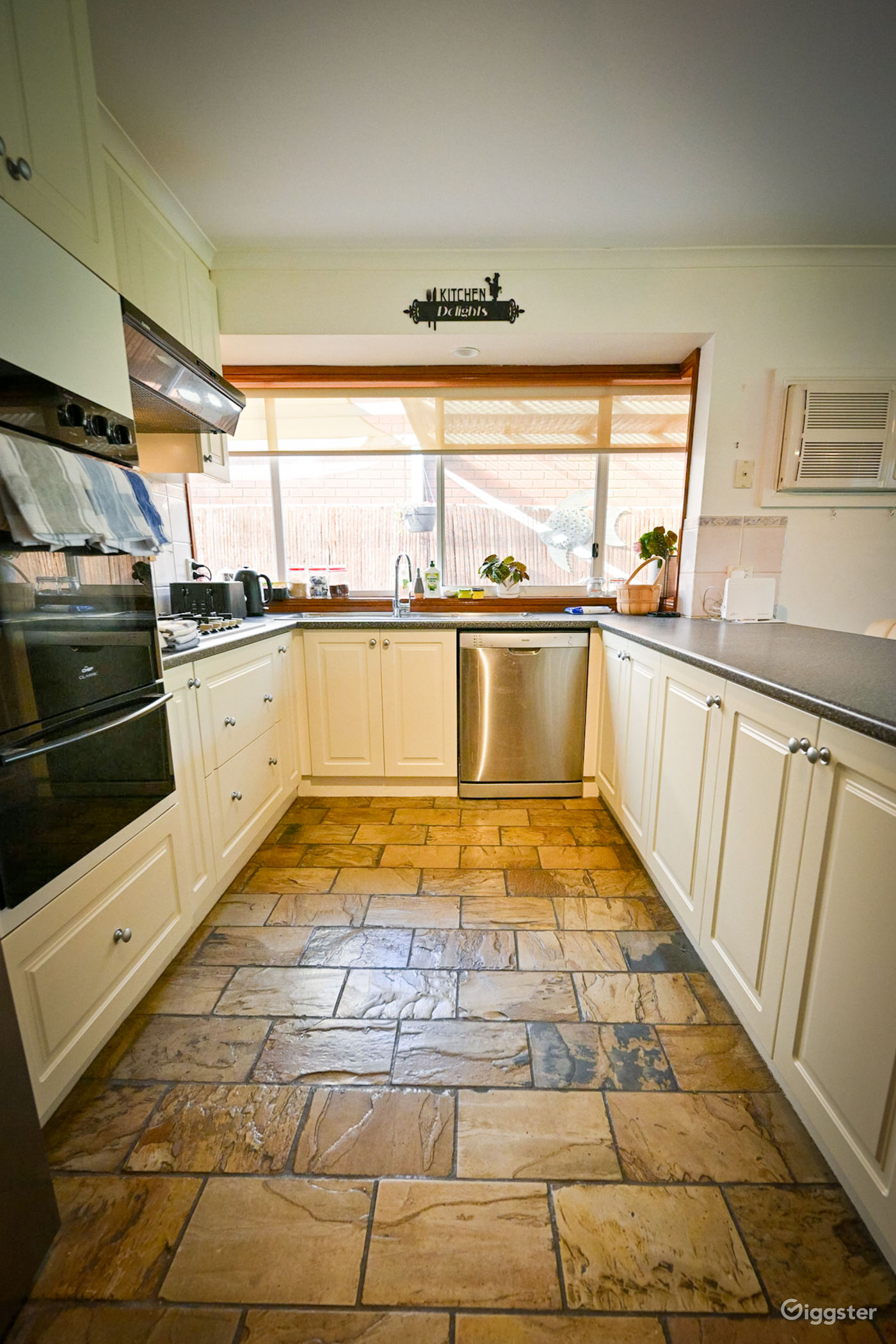 Hoppers Crossing 4BR house, gardens, fireplace... Rent this location