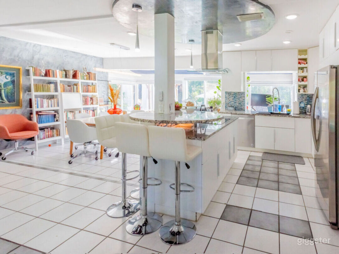 Bright, Modern 5 BR home on canal with pool Photo 3