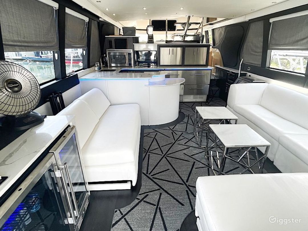 570 Carver Voyager Photo 4