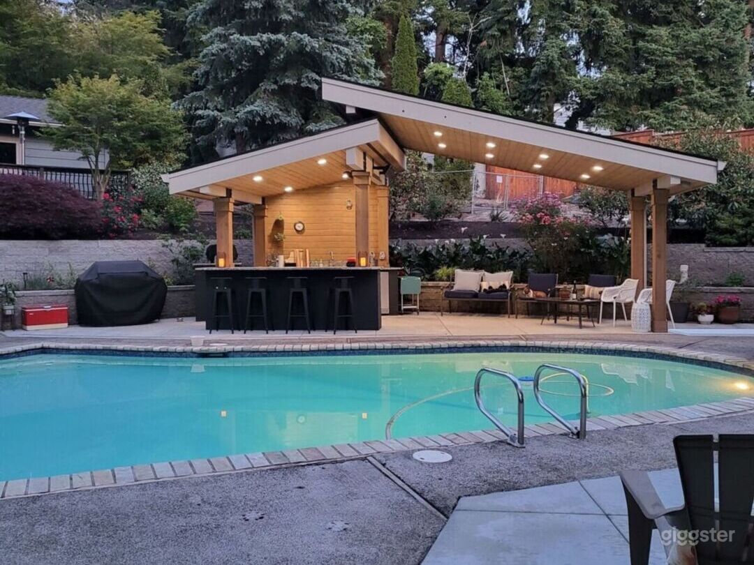 Backyard pool w/kitchen