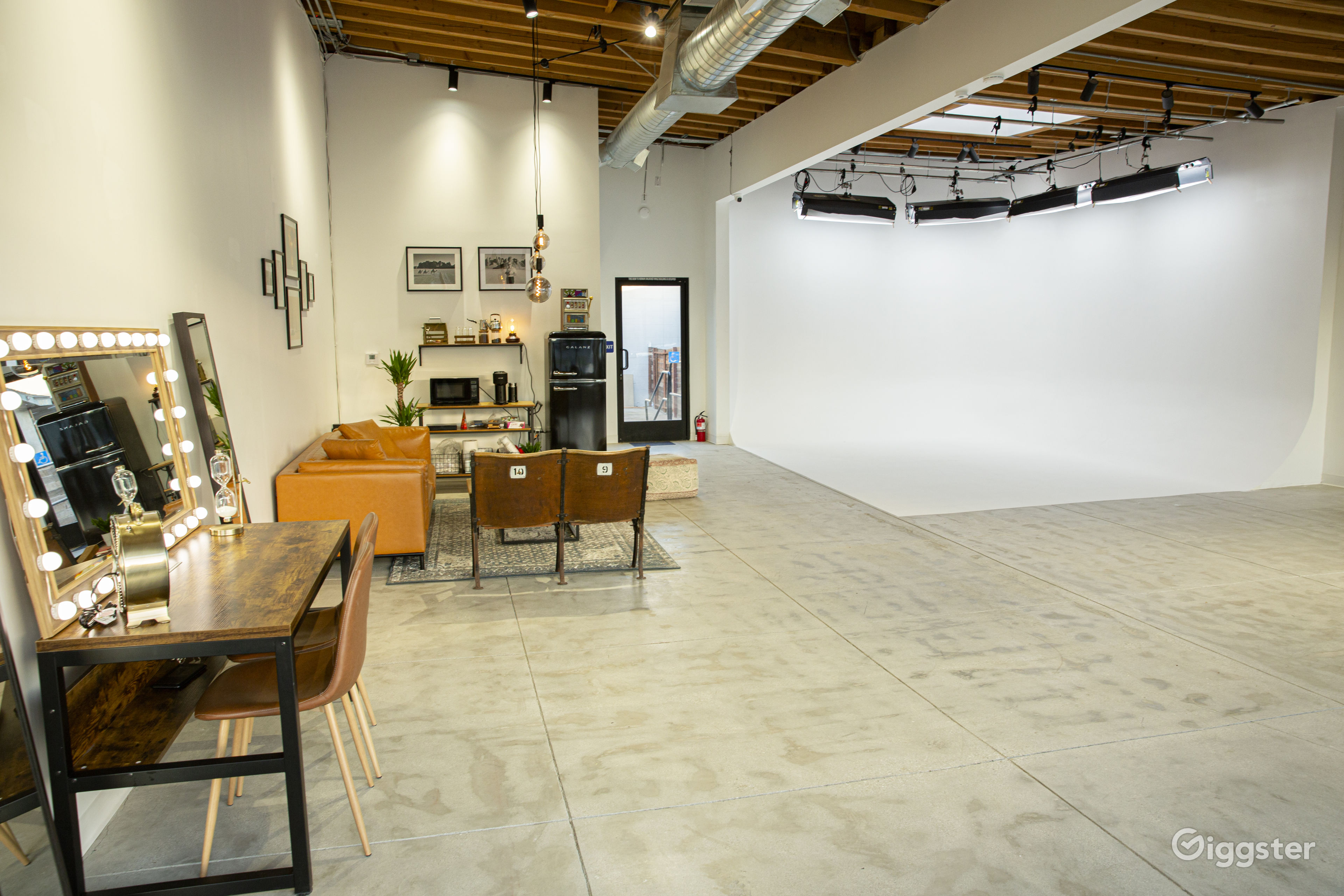 Modern Photo Studio with Natural Light Rent this location on Giggster