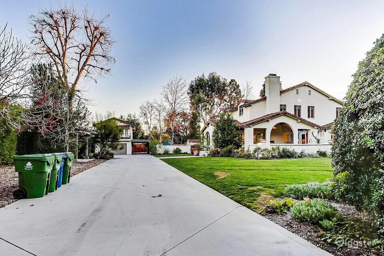 Contemporary Mansion w/ Pool and guest house Rent this location on