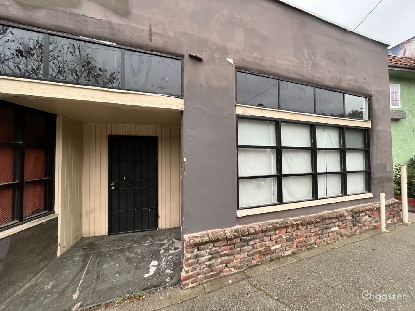 Big natural light storefront/warehouse space Rent this location on