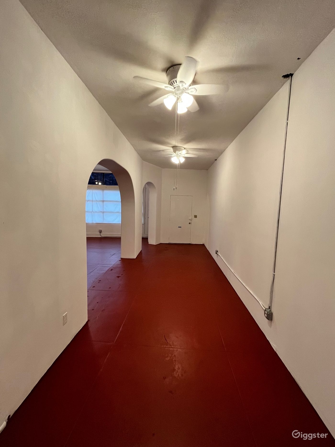 Big natural light storefront/warehouse space Rent this location on