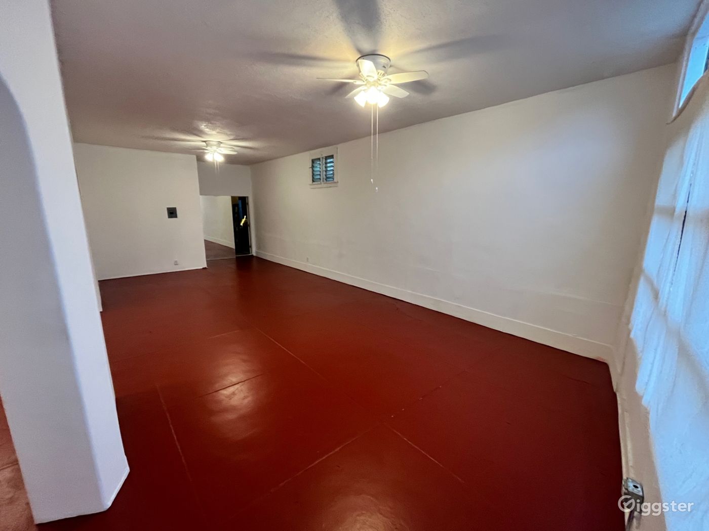 Big natural light storefront/warehouse space Rent this location on