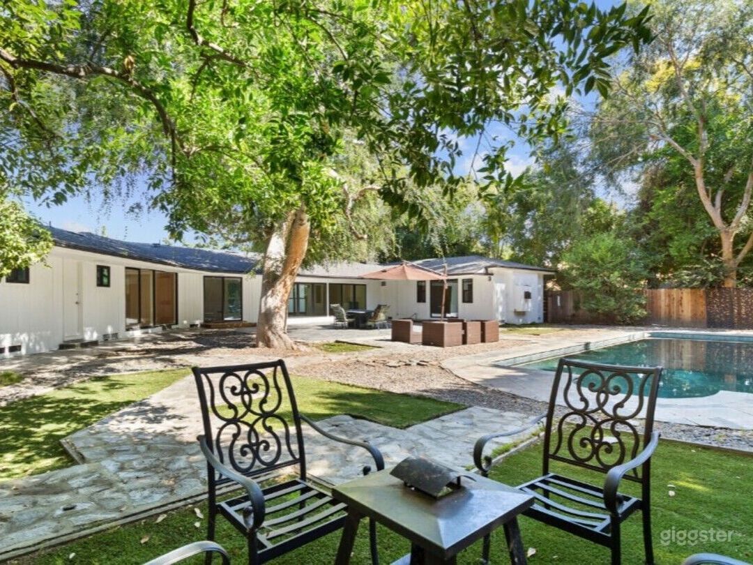 Classic and Gorgeous Pool in Spacious Backyard Photo 4