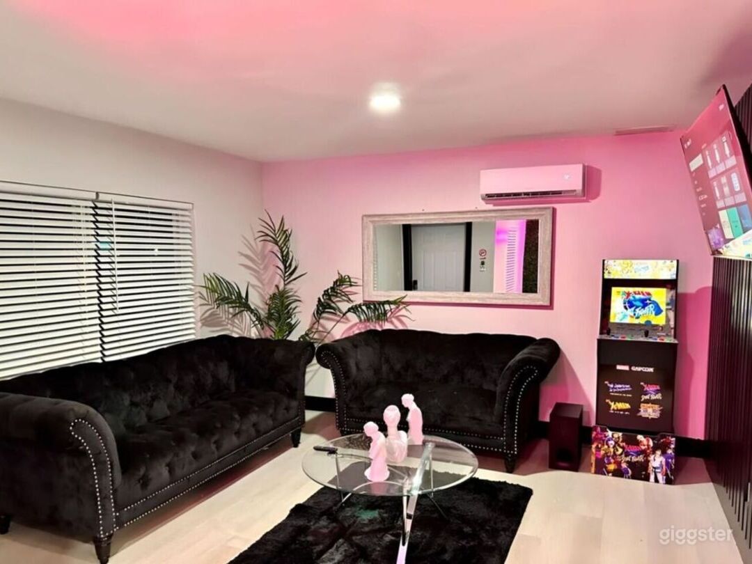 Luxurious, Modern, Classic, &amp; Retro Home! Photo 1