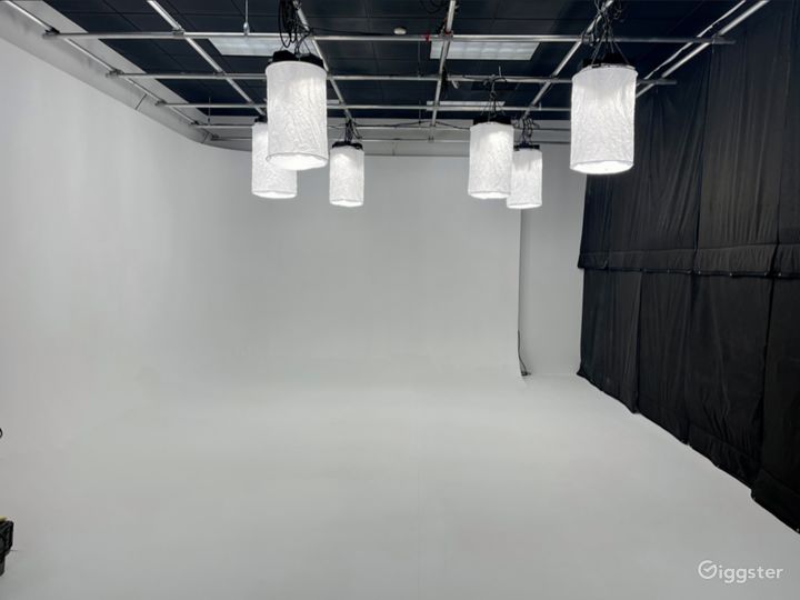 Soundstage Studio with Meeting Room in Chantilly Rent this location