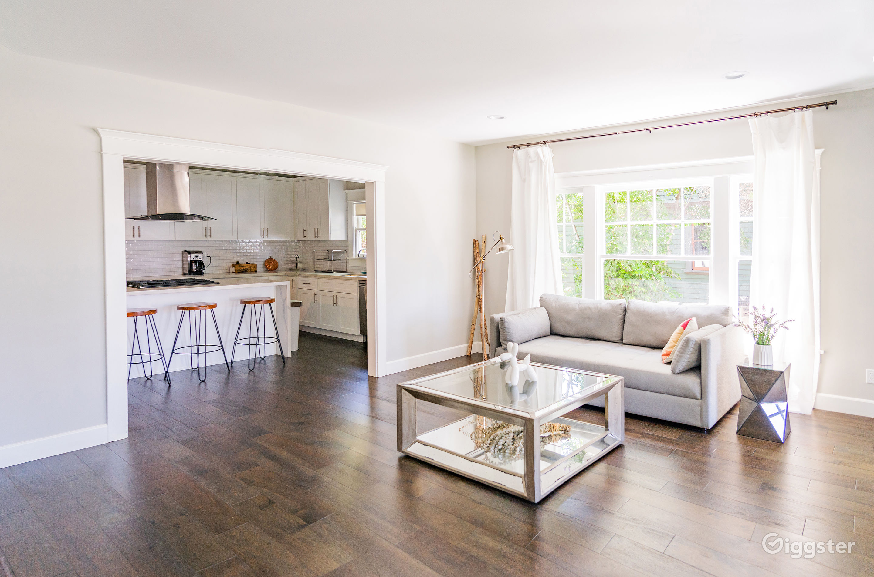 Bright Large Colonial Manor in the Heart of LA | Rent this location on