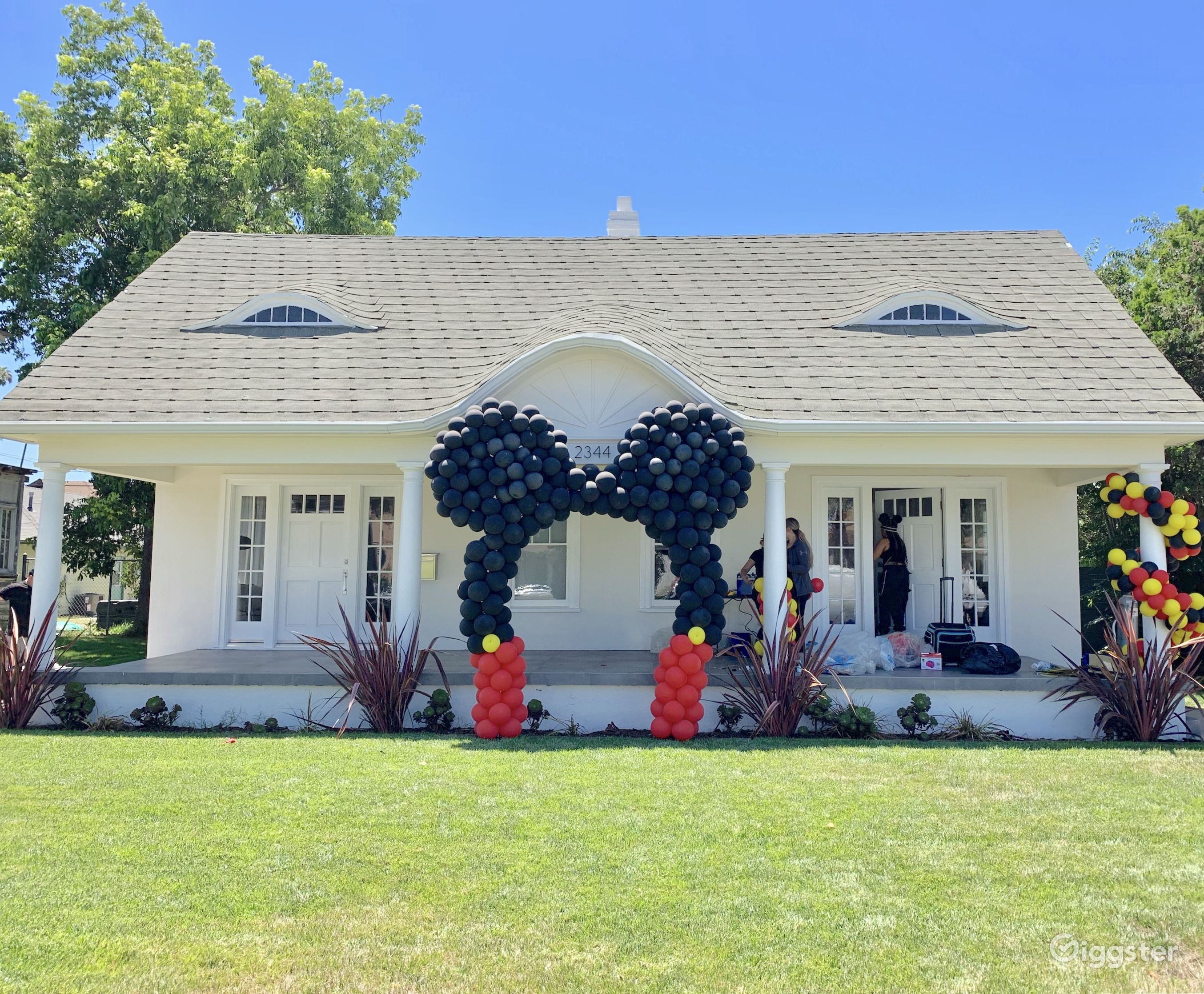 Bright Large Colonial Manor in the Heart of LA | Rent this location on