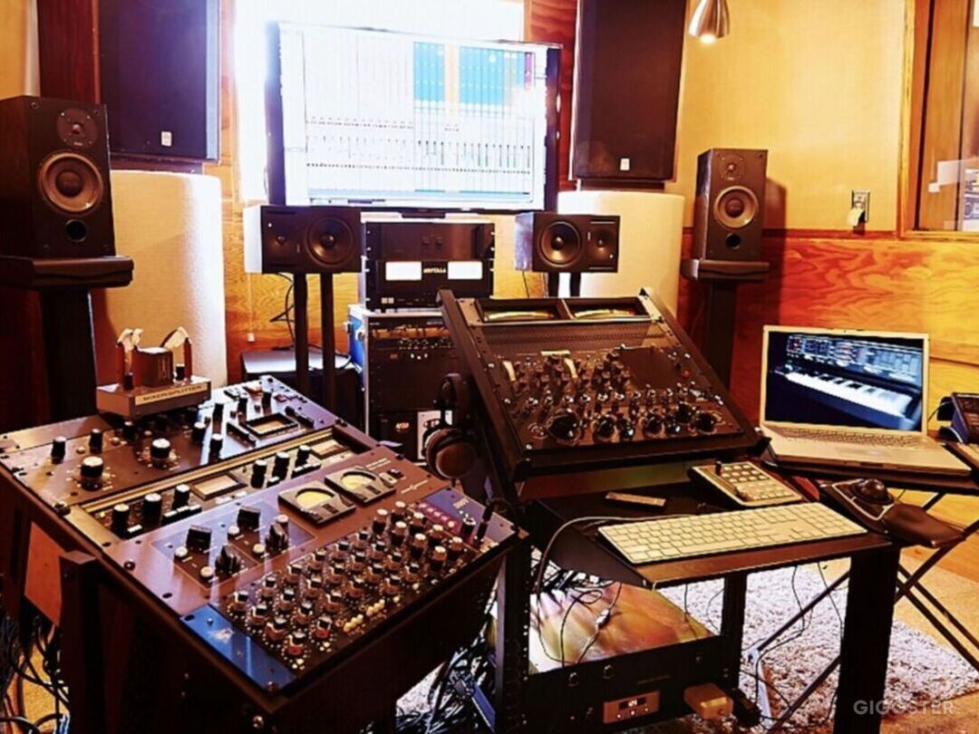 Chateau A Private Overdub and Mixing Studio Photo 3