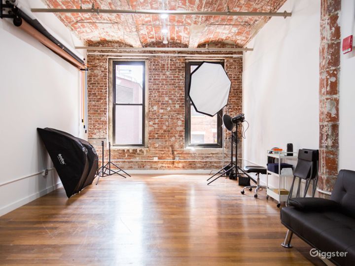 Great Location StudioNatural Light Full Equipment Rent this location