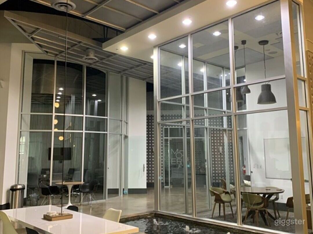 Versatile Common Area: Your Ideal Workspace Photo 2
