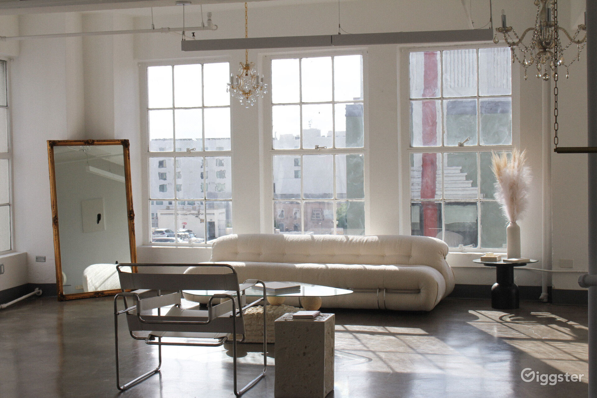 DTLA Large Natural Light Corner Loft Photo Studio Rent this location