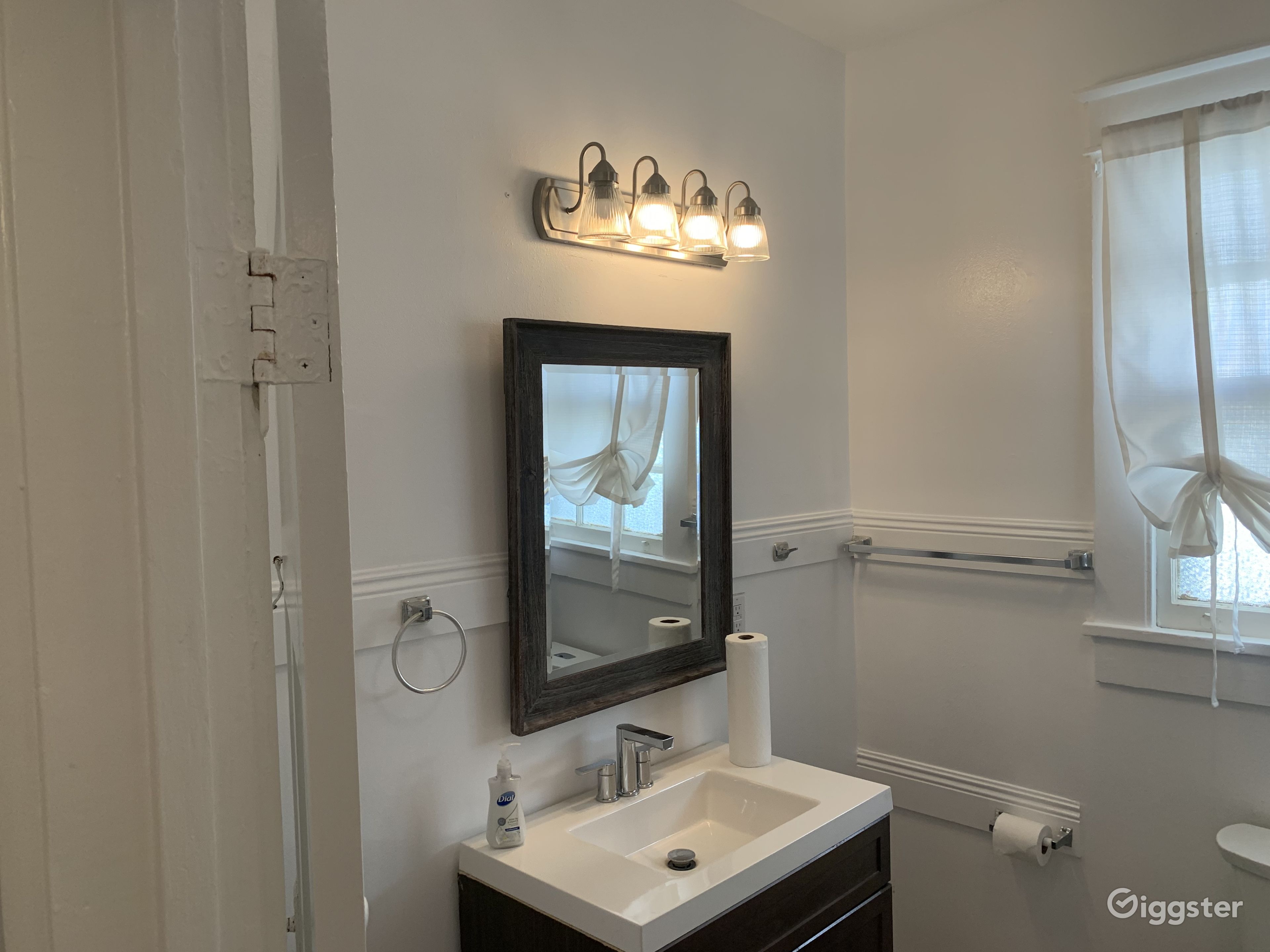 Duplex with New Orleans architecture Rent this location on Giggster